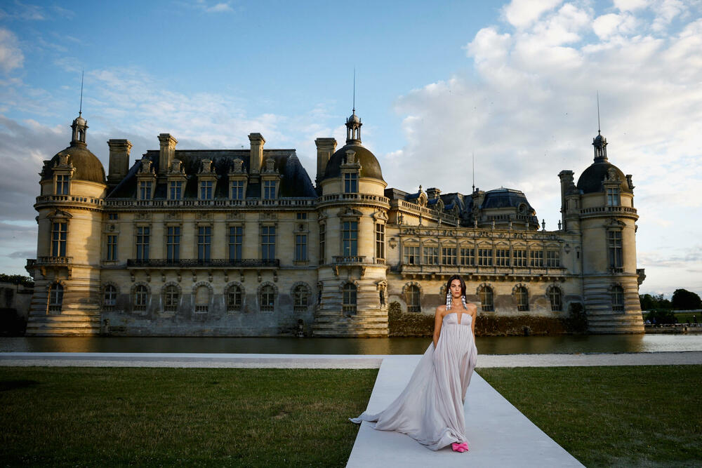 <p>Ispred dvorca Šantili, u blizini Pariza održana je revija dizajnera Pjerpaola Pićolija.</p>  <p>On je ekskluzivnu liniju za jesen/zimu 2023-2024 dizajnirao za modnu kuću Valentino.</p>