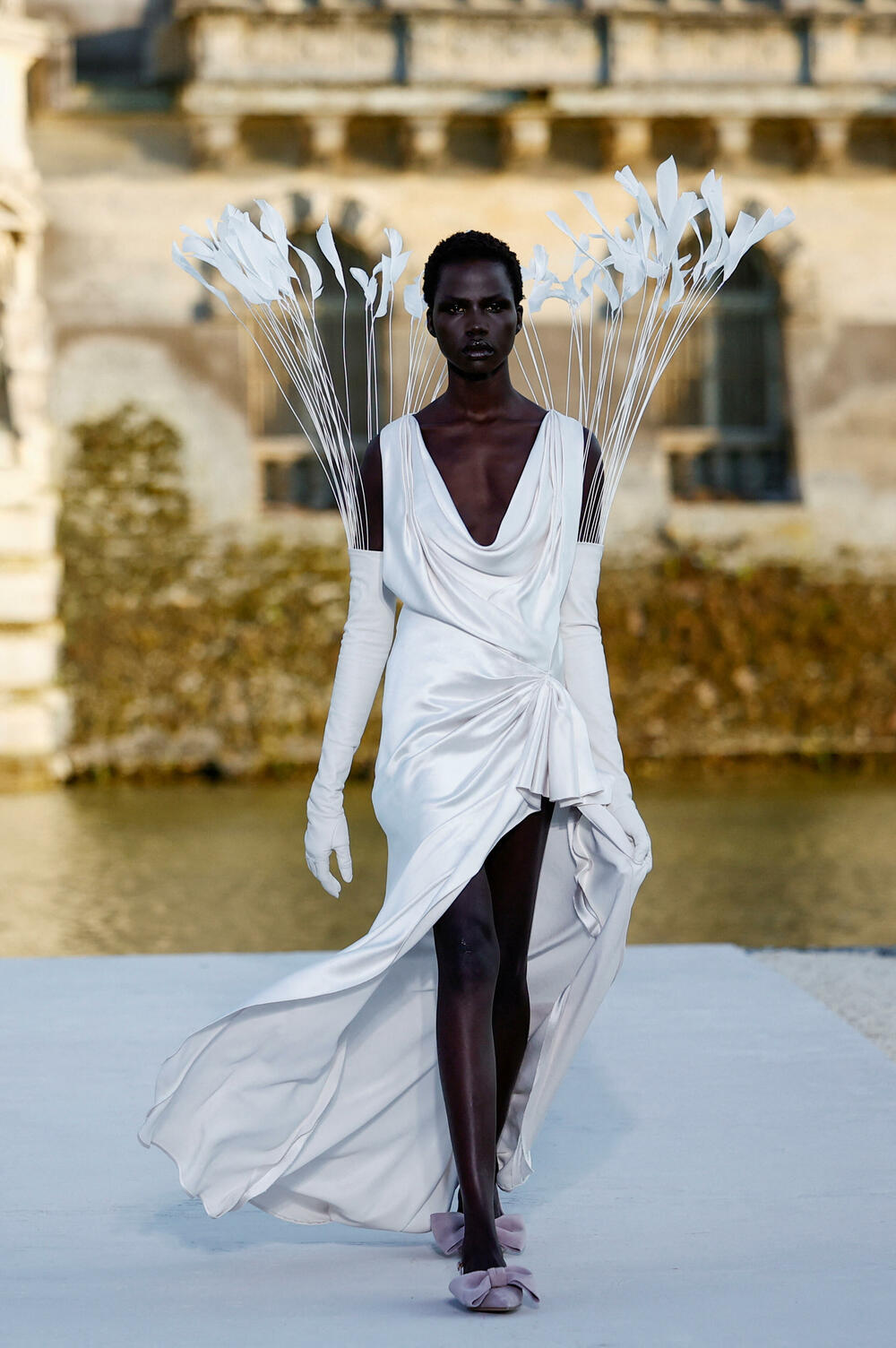 <p>Ispred dvorca Šantili, u blizini Pariza održana je revija dizajnera Pjerpaola Pićolija.</p>  <p>On je ekskluzivnu liniju za jesen/zimu 2023-2024 dizajnirao za modnu kuću Valentino.</p>