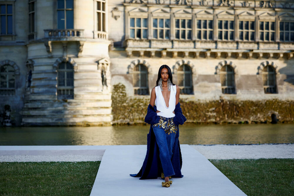 <p>Ispred dvorca Šantili, u blizini Pariza održana je revija dizajnera Pjerpaola Pićolija.</p>  <p>On je ekskluzivnu liniju za jesen/zimu 2023-2024 dizajnirao za modnu kuću Valentino.</p>