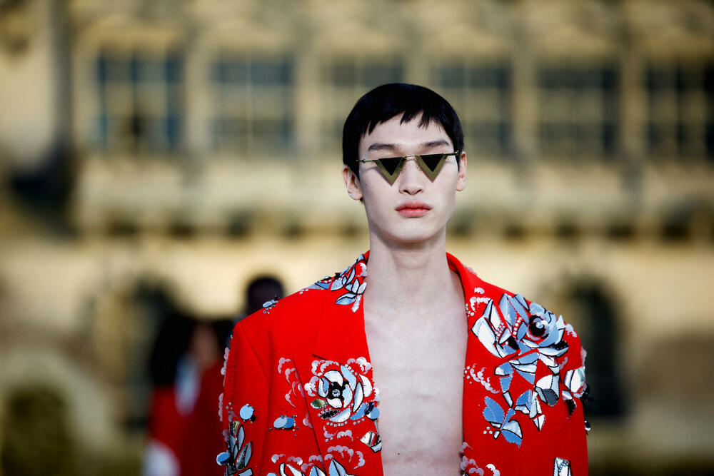 <p>Ispred dvorca Šantili, u blizini Pariza održana je revija dizajnera Pjerpaola Pićolija.</p>  <p>On je ekskluzivnu liniju za jesen/zimu 2023-2024 dizajnirao za modnu kuću Valentino.</p>