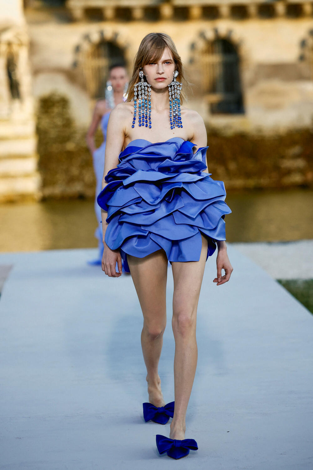 <p>Ispred dvorca Šantili, u blizini Pariza održana je revija dizajnera Pjerpaola Pićolija.</p>  <p>On je ekskluzivnu liniju za jesen/zimu 2023-2024 dizajnirao za modnu kuću Valentino.</p>