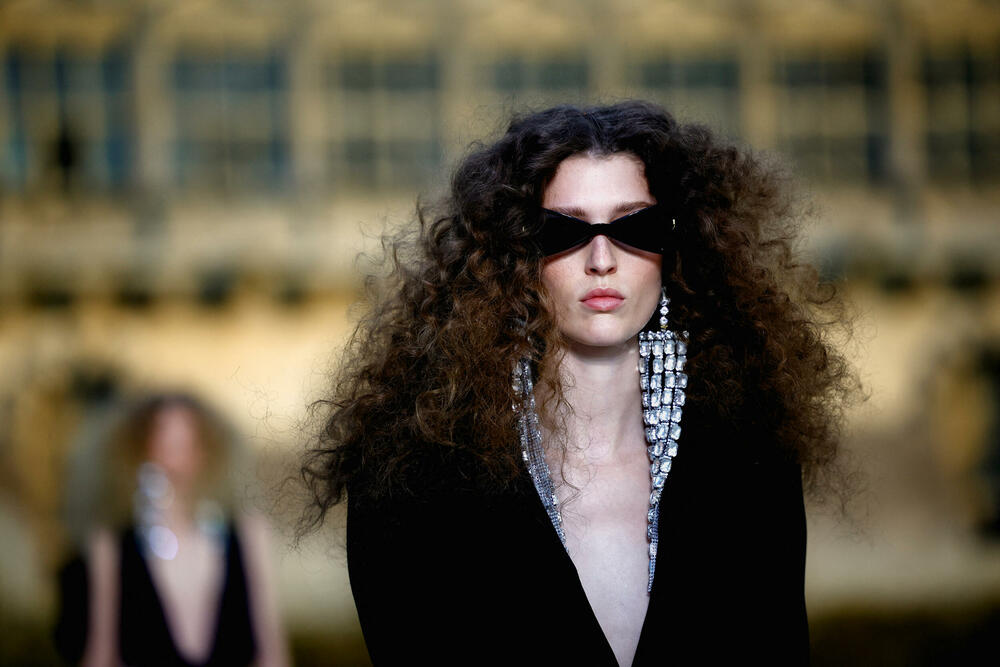 <p>Ispred dvorca Šantili, u blizini Pariza održana je revija dizajnera Pjerpaola Pićolija.</p>  <p>On je ekskluzivnu liniju za jesen/zimu 2023-2024 dizajnirao za modnu kuću Valentino.</p>