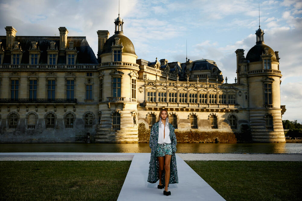 <p>Ispred dvorca Šantili, u blizini Pariza održana je revija dizajnera Pjerpaola Pićolija.</p>  <p>On je ekskluzivnu liniju za jesen/zimu 2023-2024 dizajnirao za modnu kuću Valentino.</p>