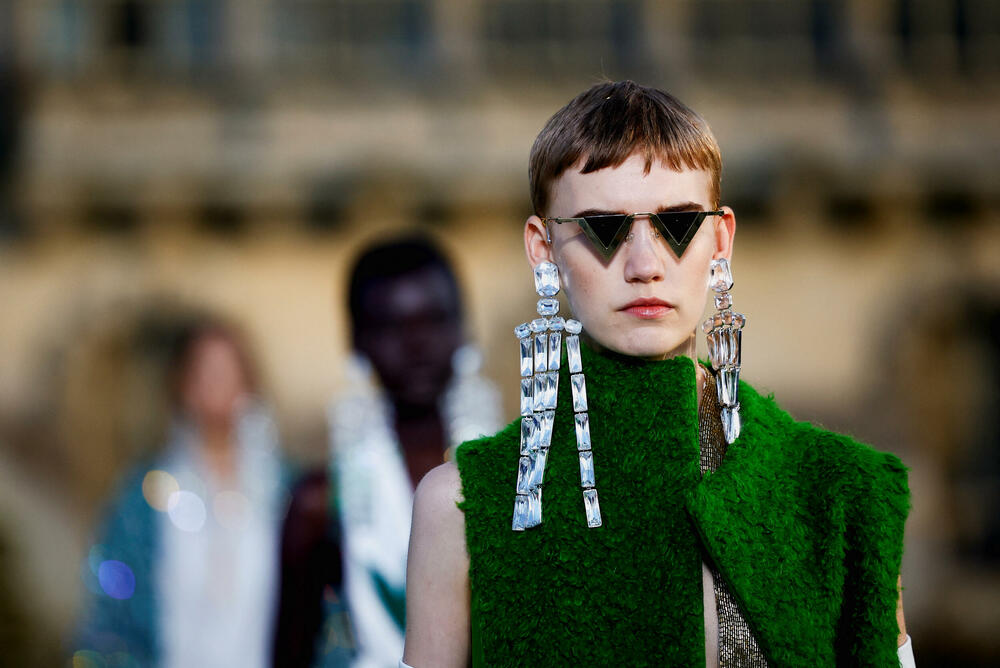 <p>Ispred dvorca Šantili, u blizini Pariza održana je revija dizajnera Pjerpaola Pićolija.</p>  <p>On je ekskluzivnu liniju za jesen/zimu 2023-2024 dizajnirao za modnu kuću Valentino.</p>