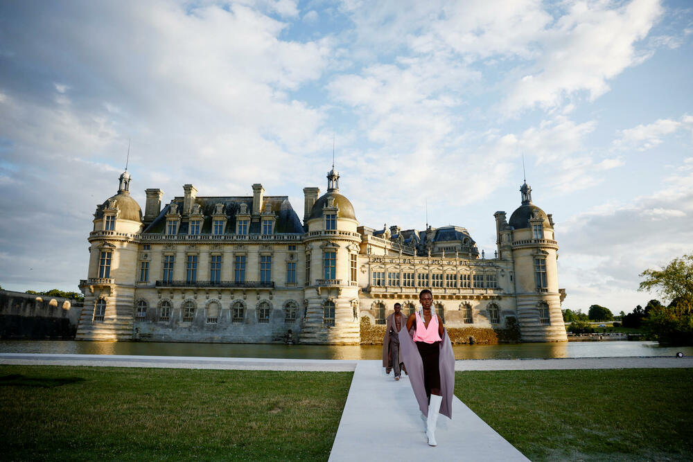 <p>Ispred dvorca Šantili, u blizini Pariza održana je revija dizajnera Pjerpaola Pićolija.</p>  <p>On je ekskluzivnu liniju za jesen/zimu 2023-2024 dizajnirao za modnu kuću Valentino.</p>