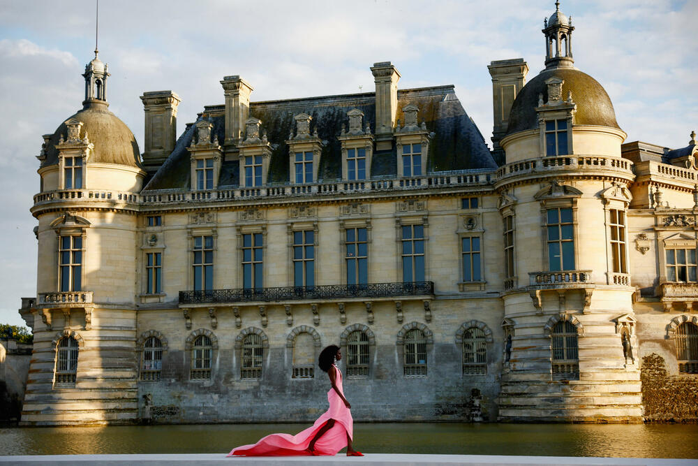 <p>Ispred dvorca Šantili, u blizini Pariza održana je revija dizajnera Pjerpaola Pićolija.</p>  <p>On je ekskluzivnu liniju za jesen/zimu 2023-2024 dizajnirao za modnu kuću Valentino.</p>