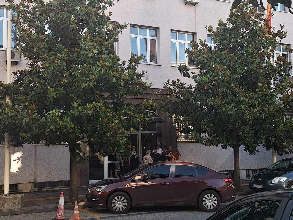 <p>Zbog dojave o bombi bila je evakusana i zgrada Vrhovnog državnog tužilaštva. U istoj zgradi su smješteni i Više i Specijalno državno tužilaštvo</p>