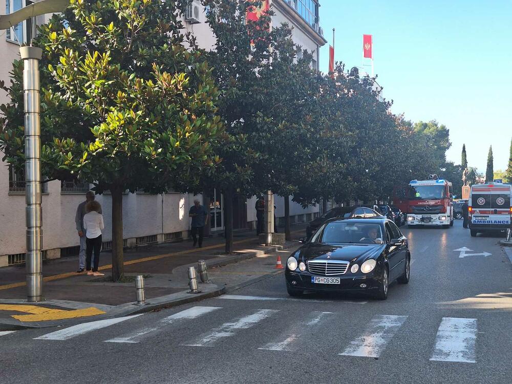 <p>Zbog dojave o bombi bila je evakusana i zgrada Vrhovnog državnog tužilaštva. U istoj zgradi su smješteni i Više i Specijalno državno tužilaštvo</p>