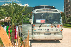 Tommy Hilfiger na točkovima: Legendarni “Summer Shop” autobus...