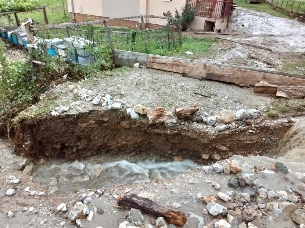 <p>Bujični potoci ‘opkolili’ kuče u Ivanjama, presječeni putevi</p>