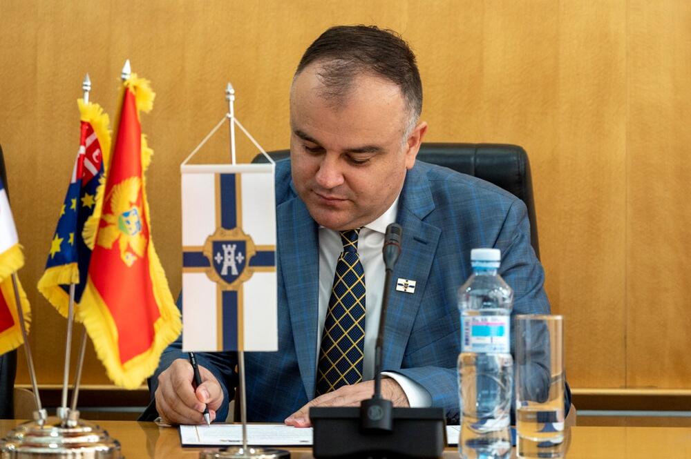 <p>"Čelnici dvije opštine saglasili su se da će u fokusu saradnje biti građani i prosperitet Herceg Novog i Zvezdare", navodi se u saopštenju</p>