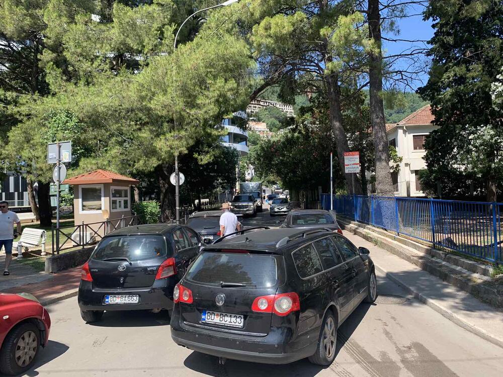 <p>Mještani, između ostalog, traže da se zabrani živa muzika u Starom gradu. Upozoravaju da će ponovo organizovati protest ukoliko se Opština i dalje bude oglušavala na njihove zahtjeve</p>