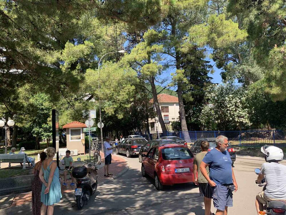 <p>Mještani, između ostalog, traže da se zabrani živa muzika u Starom gradu. Upozoravaju da će ponovo organizovati protest ukoliko se Opština i dalje bude oglušavala na njihove zahtjeve</p>