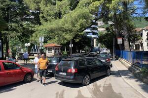 Locals blocked the approach to the Old Town in Budva for an hour: "Smell,...