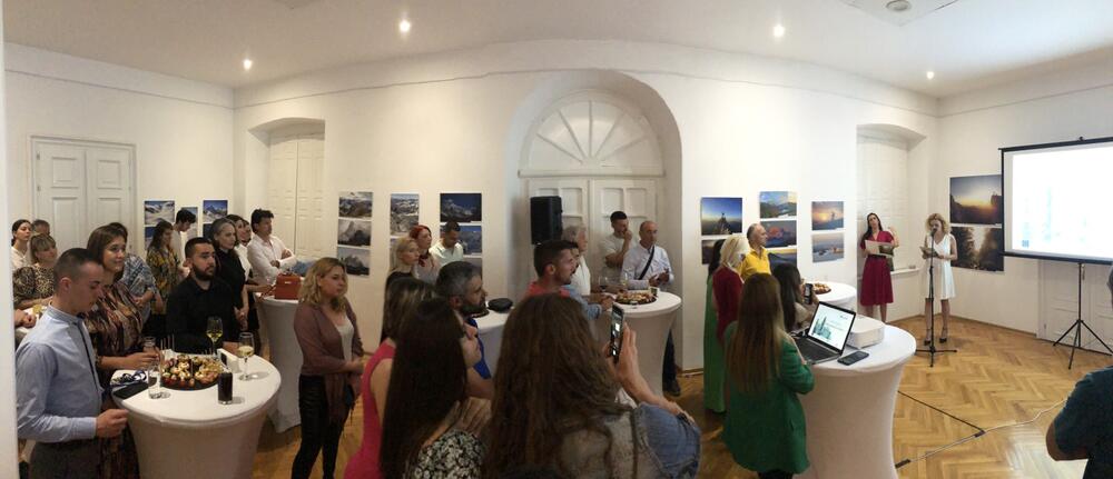 <p>Iz Grin houma su rekli da su fotografije prikazane na izložbi “Šume Prokletija i Komova” prikupljene putem nagradnog konkursa koji je realizovan u maju, a putem kojeg je na njihovu adresu pristiglo više od 450 fotografija</p>