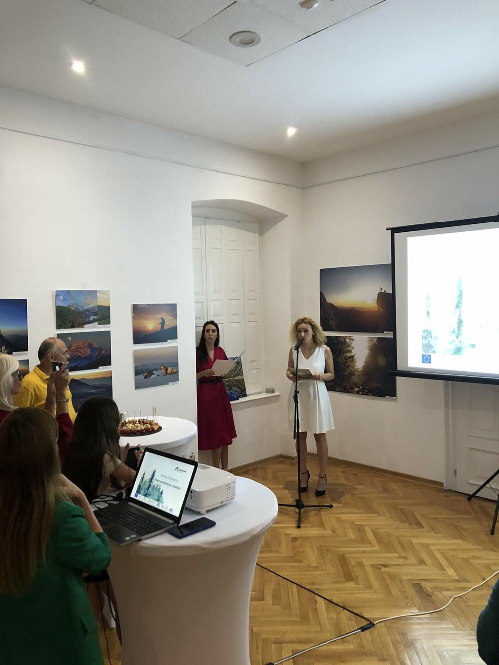 <p>Iz Grin houma su rekli da su fotografije prikazane na izložbi “Šume Prokletija i Komova” prikupljene putem nagradnog konkursa koji je realizovan u maju, a putem kojeg je na njihovu adresu pristiglo više od 450 fotografija</p>