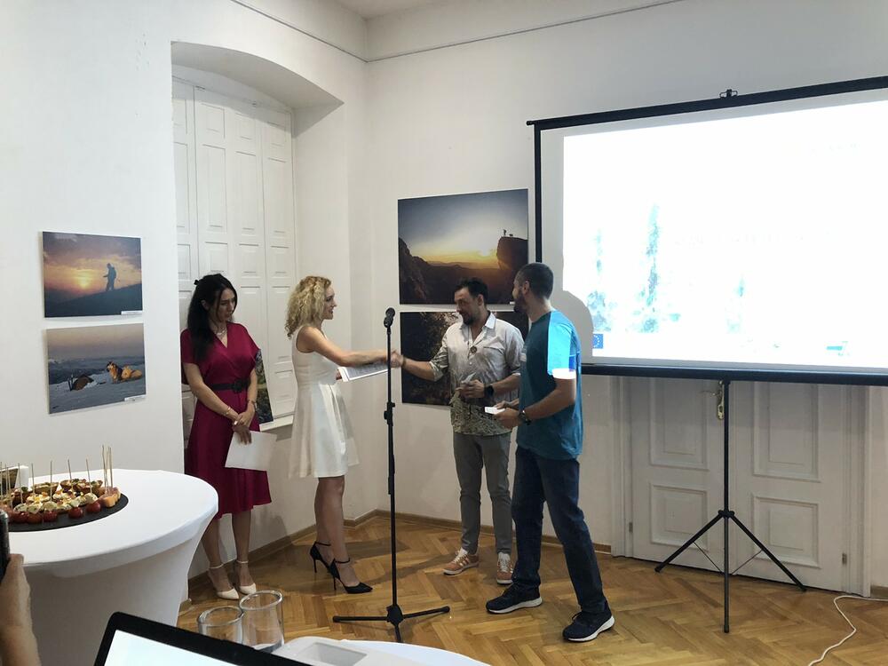 <p>Iz Grin houma su rekli da su fotografije prikazane na izložbi “Šume Prokletija i Komova” prikupljene putem nagradnog konkursa koji je realizovan u maju, a putem kojeg je na njihovu adresu pristiglo više od 450 fotografija</p>