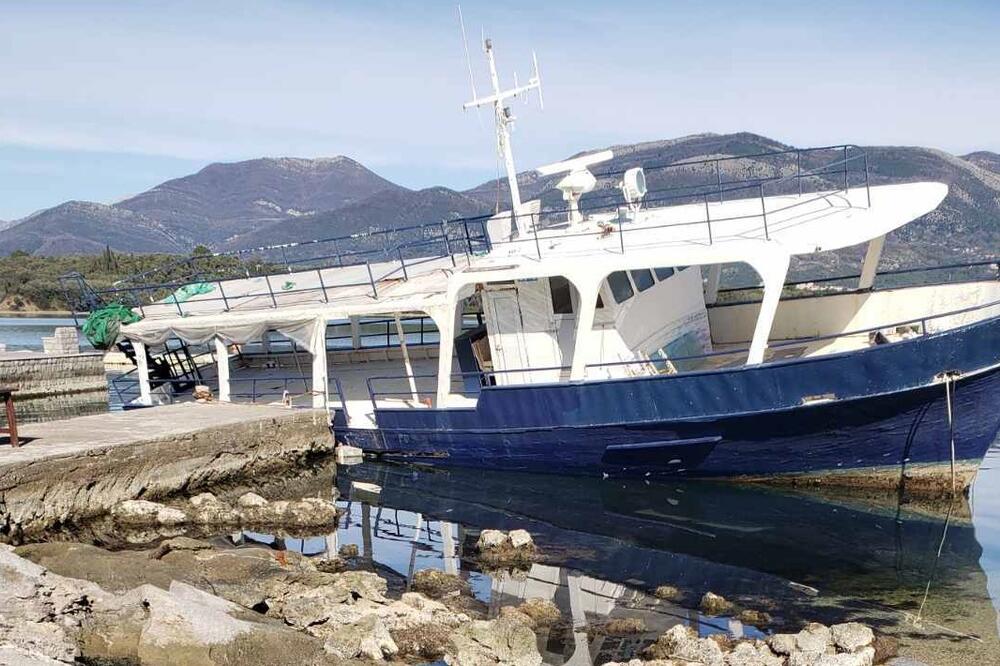 Nasukani i polupotopljeni “Poseidon”, Foto: Siniša Luković