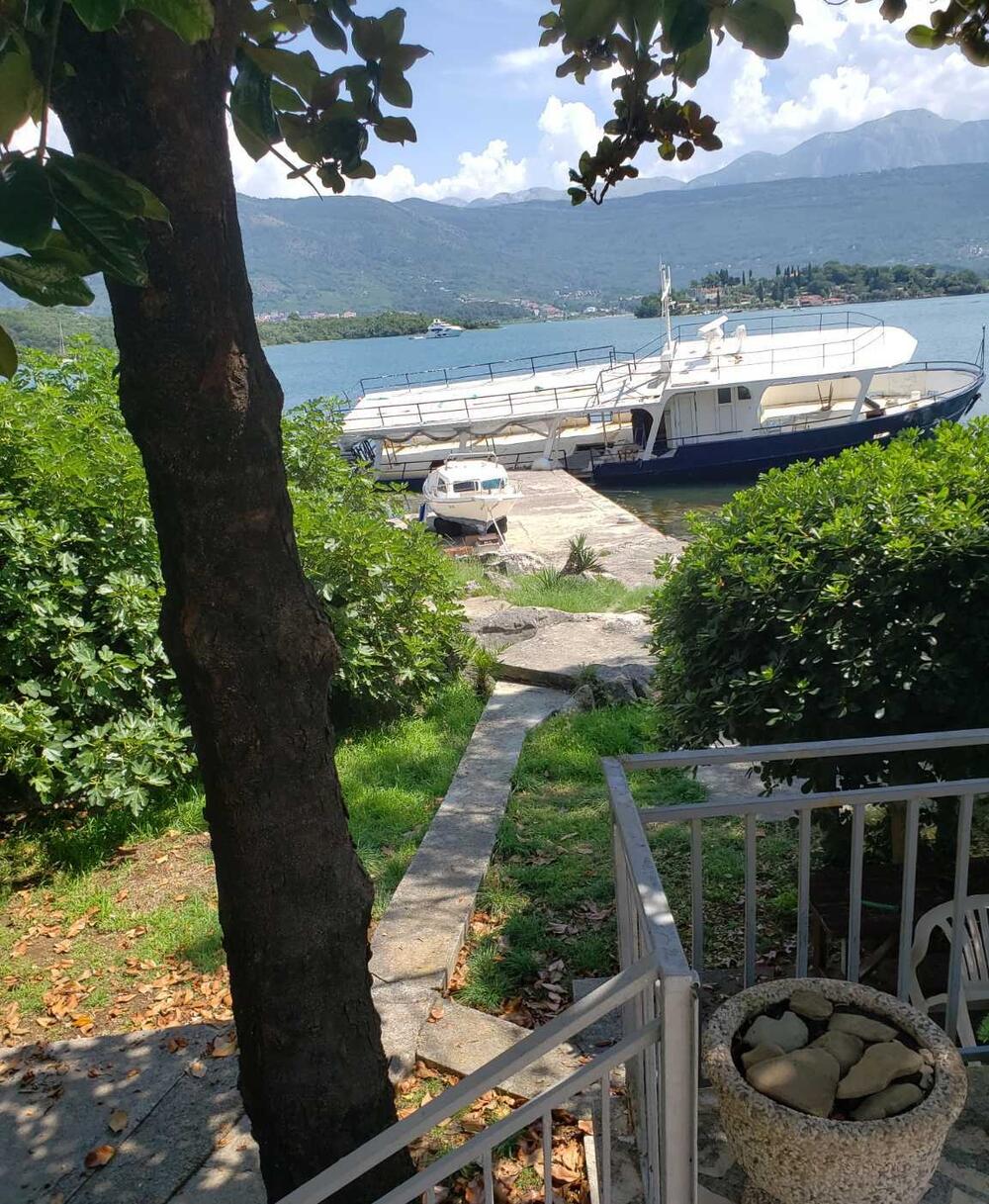 Niko da makne polupotopljeni 'Poseidon'