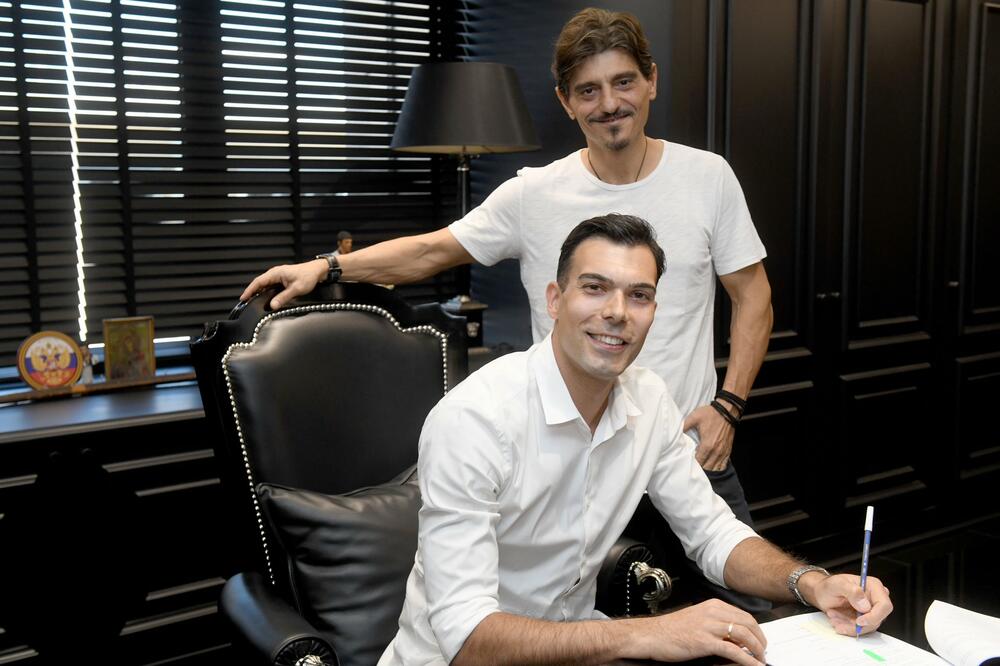 Kostas Slukas potpisuje ugovor u društvu Dimitrisa Janakopulosa, Foto: Twitter.com/paobcgr