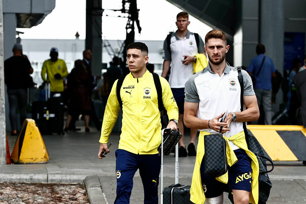 Fudbaleri Galatasaraja na aerodromu u Sankt Peterburgu, Foto: twitter.com/Fenerbahce