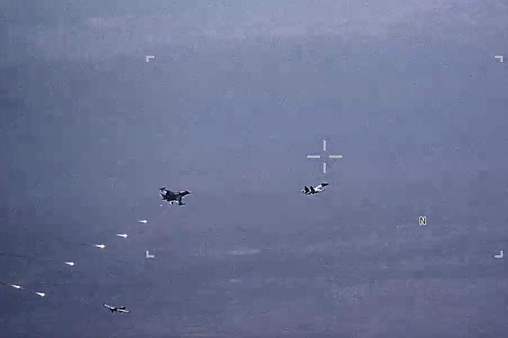 Ruski vojni avioni ispuštaju rakete na putanji leta američkog drona u četvrtak, 6. jula 2023. iznad Sirije, Foto: Beta/AP
