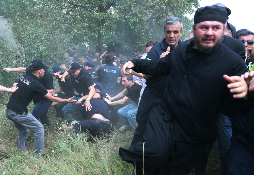 <p>Organizatori Nedjelje ponosa u Tbilisiju optužili su vladu za saučesništvo sa nasilnim grupama protiv zajednice LGBTQ. Međutim, Ministarstvo unutrašnjih poslova je saopštilo da su demonstranti krajnje desnice "uspjeli da zaobiđu policijske kordone i stignu do mjesta događaja".</p>