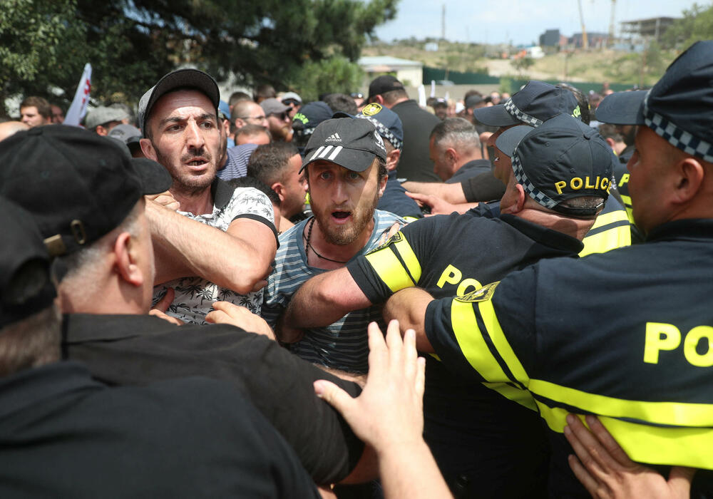 <p>Organizatori Nedjelje ponosa u Tbilisiju optužili su vladu za saučesništvo sa nasilnim grupama protiv zajednice LGBTQ. Međutim, Ministarstvo unutrašnjih poslova je saopštilo da su demonstranti krajnje desnice "uspjeli da zaobiđu policijske kordone i stignu do mjesta događaja".</p>