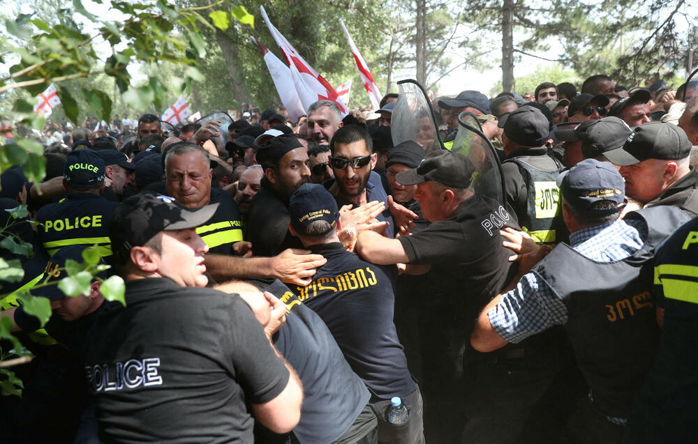 <p>Organizatori Nedjelje ponosa u Tbilisiju optužili su vladu za saučesništvo sa nasilnim grupama protiv zajednice LGBTQ. Međutim, Ministarstvo unutrašnjih poslova je saopštilo da su demonstranti krajnje desnice "uspjeli da zaobiđu policijske kordone i stignu do mjesta događaja".</p>