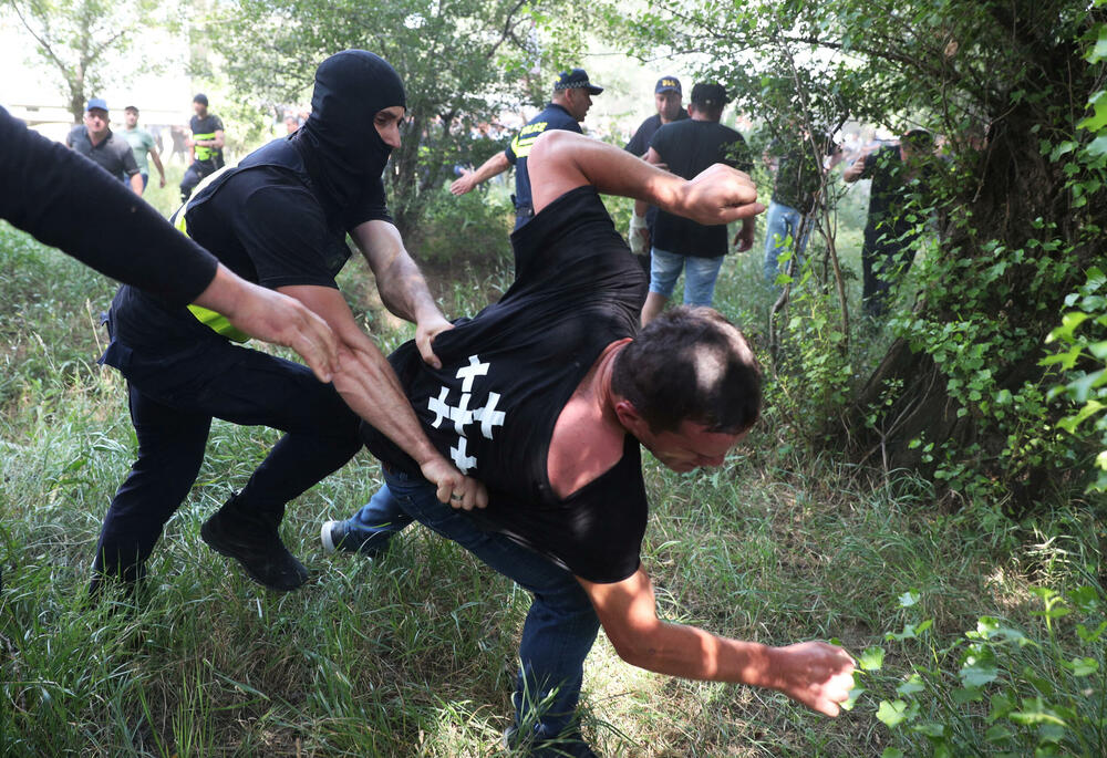 <p>Organizatori Nedjelje ponosa u Tbilisiju optužili su vladu za saučesništvo sa nasilnim grupama protiv zajednice LGBTQ. Međutim, Ministarstvo unutrašnjih poslova je saopštilo da su demonstranti krajnje desnice "uspjeli da zaobiđu policijske kordone i stignu do mjesta događaja".</p>