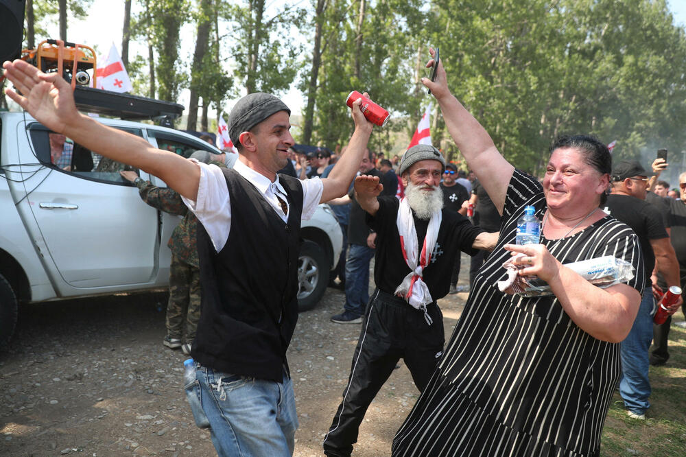 Anti-LGBTQ demonstranti koji su uspeli da probiju policijski kordon plešu u tom području, Foto: Reuters