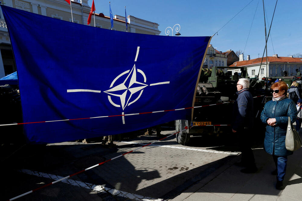 Zastava NATO-a na izložbi vojne opreme tokom proslave 15. godišnjice članstva Litvanije u NATO u Viljnusu, Foto: Reuters
