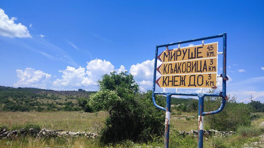 <p>Selo Kljakovica udaljeno je pedesetak kilometara od Nikšića, i danas ga &ldquo;čuva&rdquo; po pet žena i muškaraca...</p>