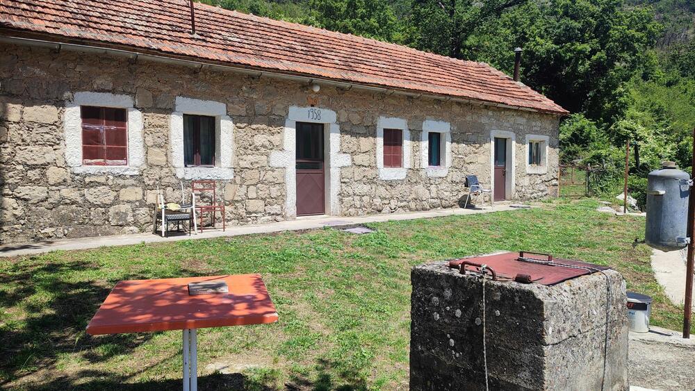 <p>Selo Kljakovica udaljeno je pedesetak kilometara od Nikšića, i danas ga “čuva” po pet žena i muškaraca...</p>