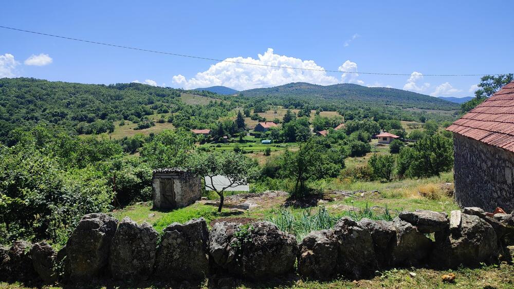 <p>Selo Kljakovica udaljeno je pedesetak kilometara od Nikšića, i danas ga &ldquo;čuva&rdquo; po pet žena i muškaraca...</p>