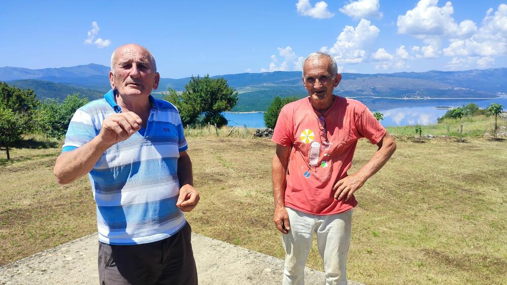 <p>Selo Kljakovica udaljeno je pedesetak kilometara od Nikšića, i danas ga &ldquo;čuva&rdquo; po pet žena i muškaraca...</p>