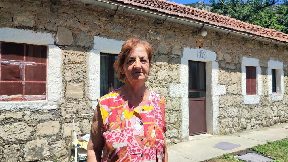 <p>Selo Kljakovica udaljeno je pedesetak kilometara od Nikšića, i danas ga &ldquo;čuva&rdquo; po pet žena i muškaraca...</p>