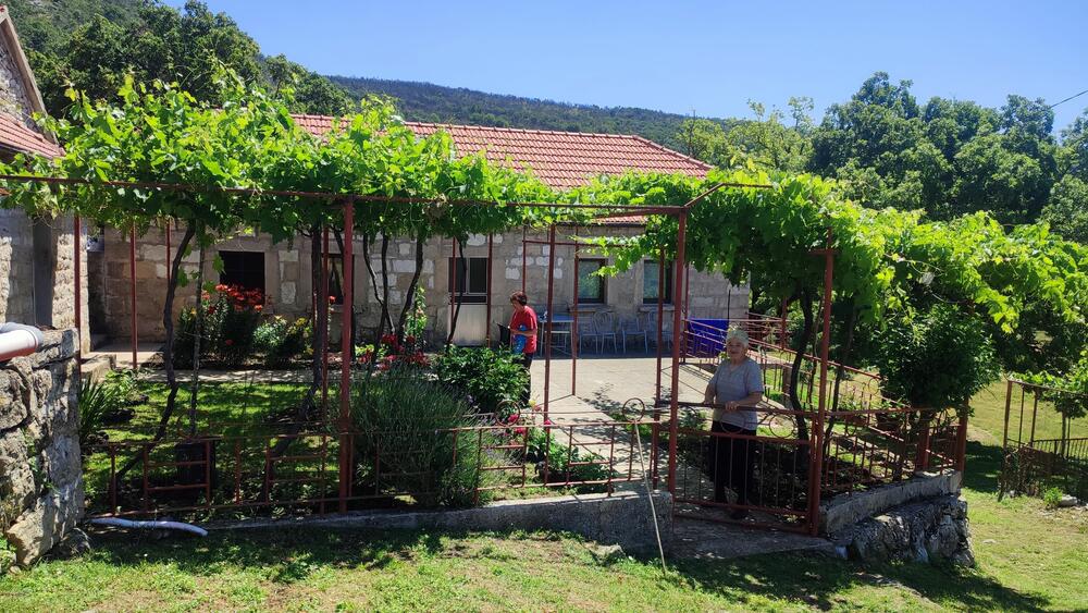 <p>Selo Kljakovica udaljeno je pedesetak kilometara od Nikšića, i danas ga &ldquo;čuva&rdquo; po pet žena i muškaraca...</p>