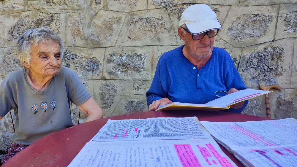 <p>Selo Kljakovica udaljeno je pedesetak kilometara od Nikšića, i danas ga &ldquo;čuva&rdquo; po pet žena i muškaraca...</p>