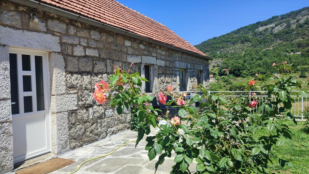 <p>Selo Kljakovica udaljeno je pedesetak kilometara od Nikšića, i danas ga &ldquo;čuva&rdquo; po pet žena i muškaraca...</p>