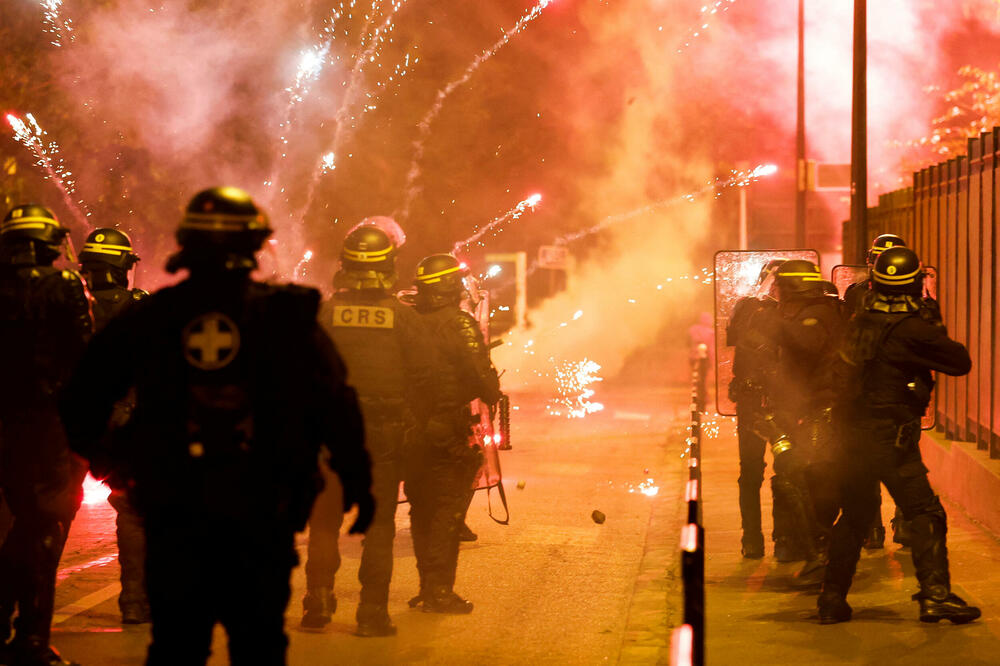 Francuska policija je često bila meta vatrometa tokom protesta zbog ubistva 17-godišnjaka, Foto: Reuters