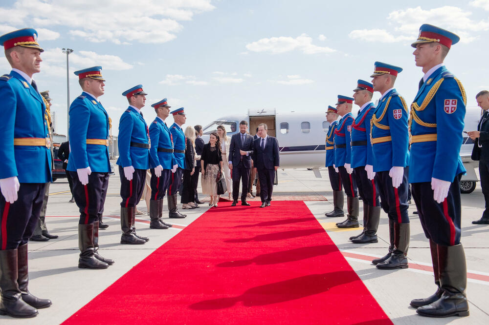 <p>"Predviđeno je da Predsjednik Crne Gore u okviru posjete položi vijenac na Spomenik neznanom junaku na Avali uz vojne počasti, kao i da položi cvijeće ispred Osnovne škole "Vladislav Ribnikar"</p>
