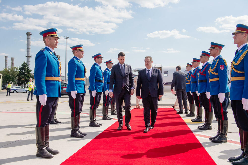 <p>"Predviđeno je da Predsjednik Crne Gore u okviru posjete položi vijenac na Spomenik neznanom junaku na Avali uz vojne počasti, kao i da položi cvijeće ispred Osnovne škole "Vladislav Ribnikar"</p>