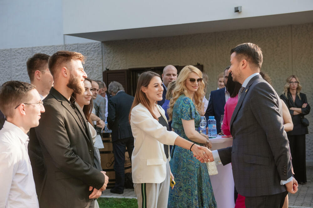 <p>"Osim tradicionalnih veza i bliskih odnosa, Crnu Goru i Srbiju trajno povezuju zajednički ciljevi, a to su prije svega regionalna stabilnost i članstvo u Evropskoj uniji."</p>