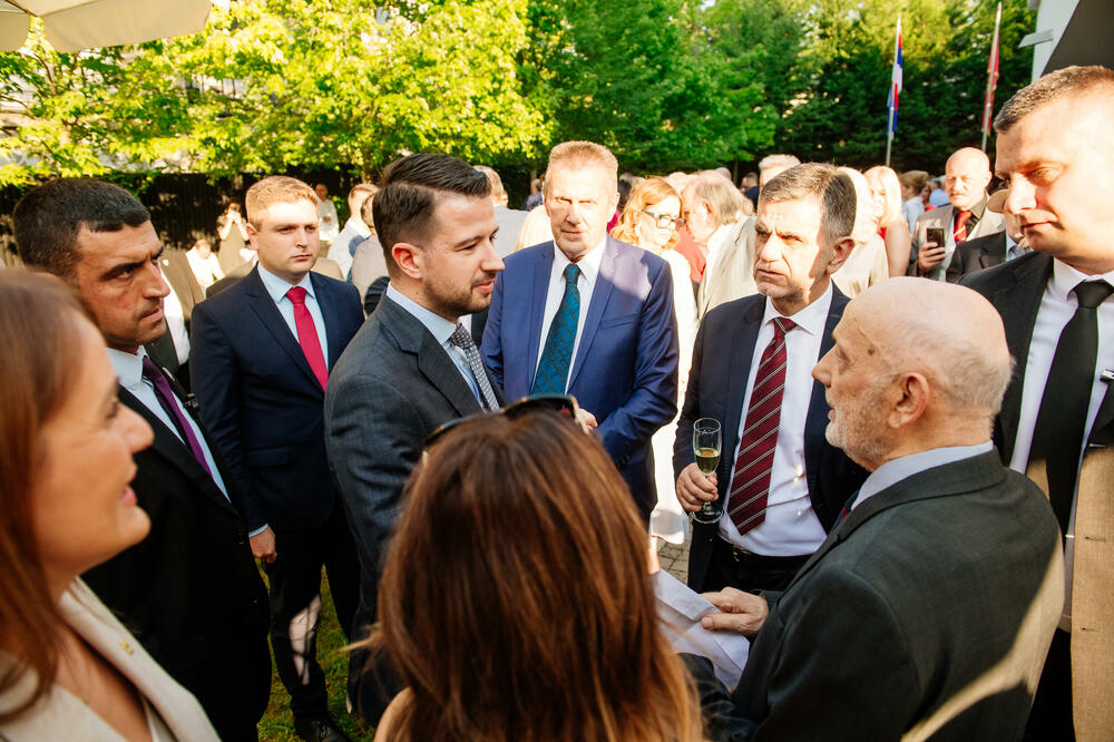 <p>"Osim tradicionalnih veza i bliskih odnosa, Crnu Goru i Srbiju trajno povezuju zajednički ciljevi, a to su prije svega regionalna stabilnost i članstvo u Evropskoj uniji."</p>