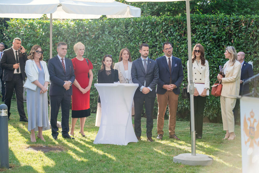 <p>"Osim tradicionalnih veza i bliskih odnosa, Crnu Goru i Srbiju trajno povezuju zajednički ciljevi, a to su prije svega regionalna stabilnost i članstvo u Evropskoj uniji."</p>