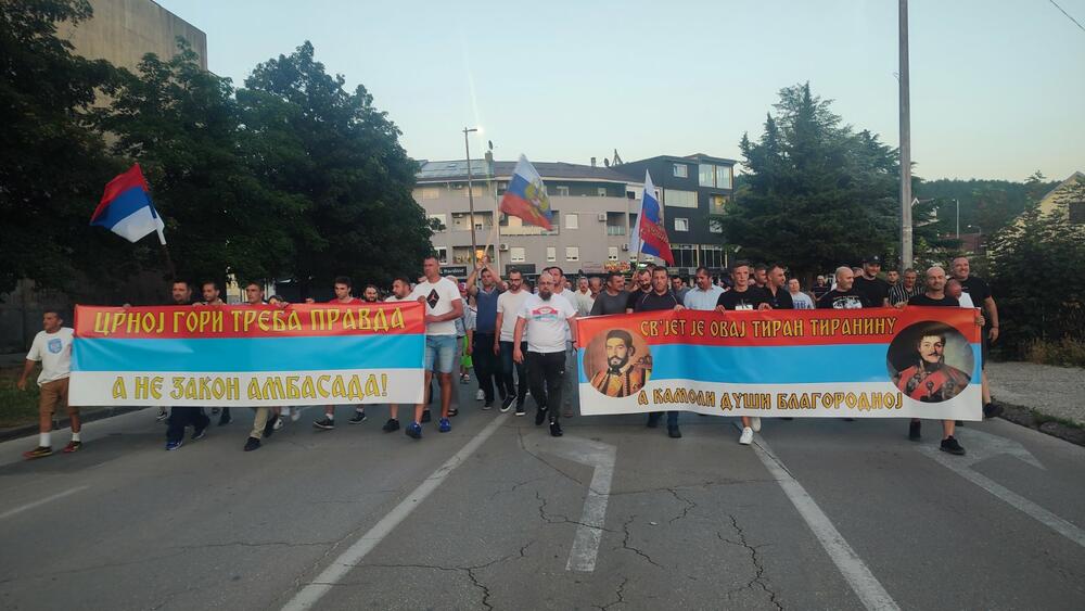 <p>"Okupili smo se večeras da podržimo Marka Kovačevića, jednog od najčestitijih, najperspektivnijih političara kojeg ima ova naša Crna Gora, koji je izložen sramnim klevetama i progonu."</p>