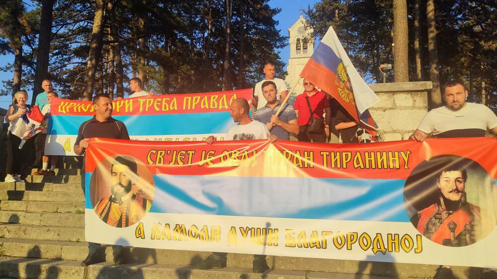 <p>"Okupili smo se večeras da podržimo Marka Kovačevića, jednog od najčestitijih, najperspektivnijih političara kojeg ima ova naša Crna Gora, koji je izložen sramnim klevetama i progonu."</p>