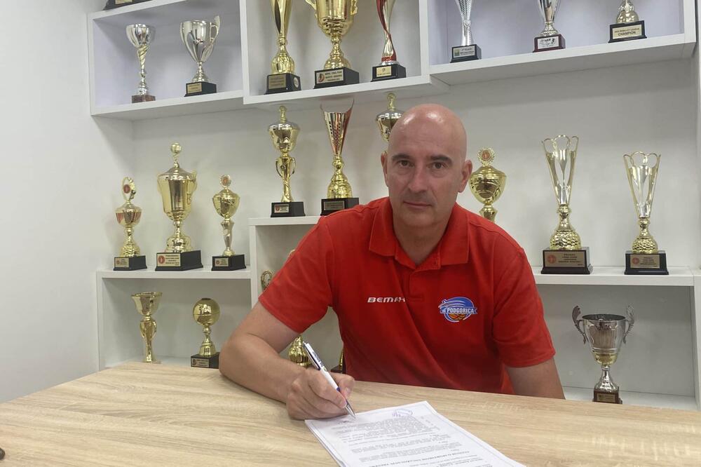 Radović tokom potpisivanja ugovora sa Podgoricom, Foto: KK Podgorica