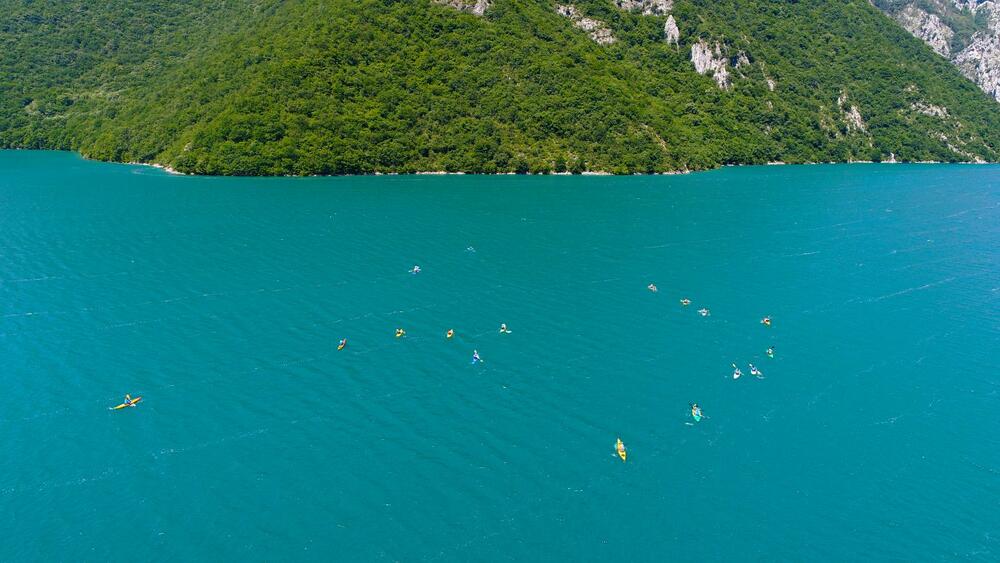 <p>"Konačno nas je poslužilo sunčano i toplo vrijeme, pa je i odziv bio odličan. Prelijepo je na jezeru bilo vidjeti toliki broj i šarenilo boja kajaka jednosjeda i dvosjeda."</p>